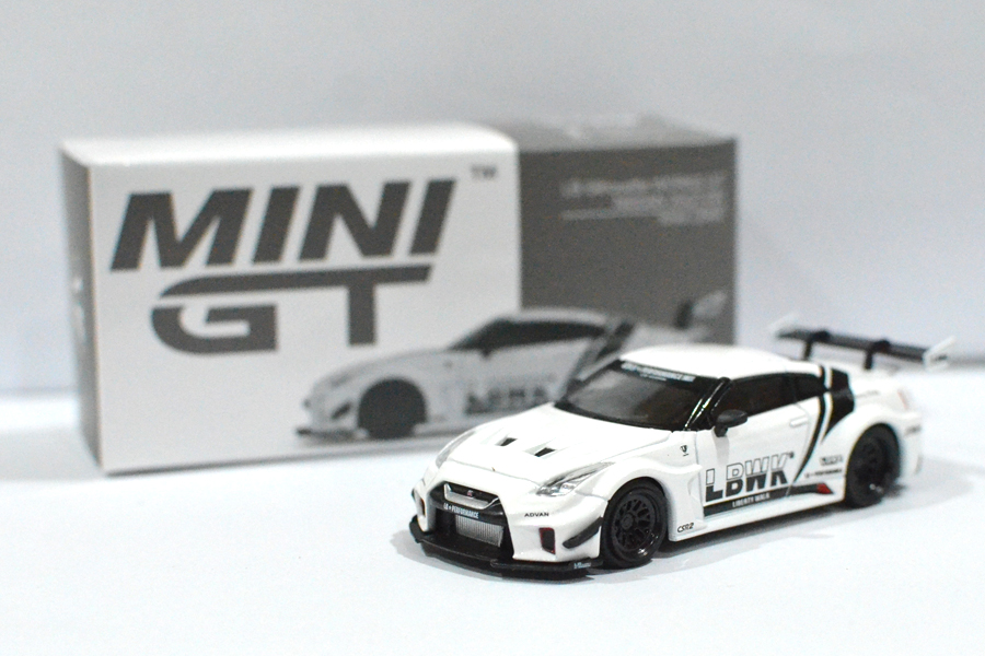 MINI GT 209 LB-Silhouette 35GT-RR ホワイト　右 MINI GT 1/64 #209 LB-SILHOUETTE WORKS GT NISSAN 35GT-RR VER.2